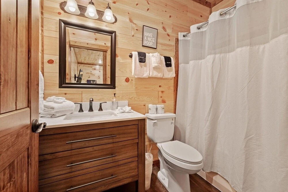 Smokey Treats 5 Bedroom Cabin by RedAwning