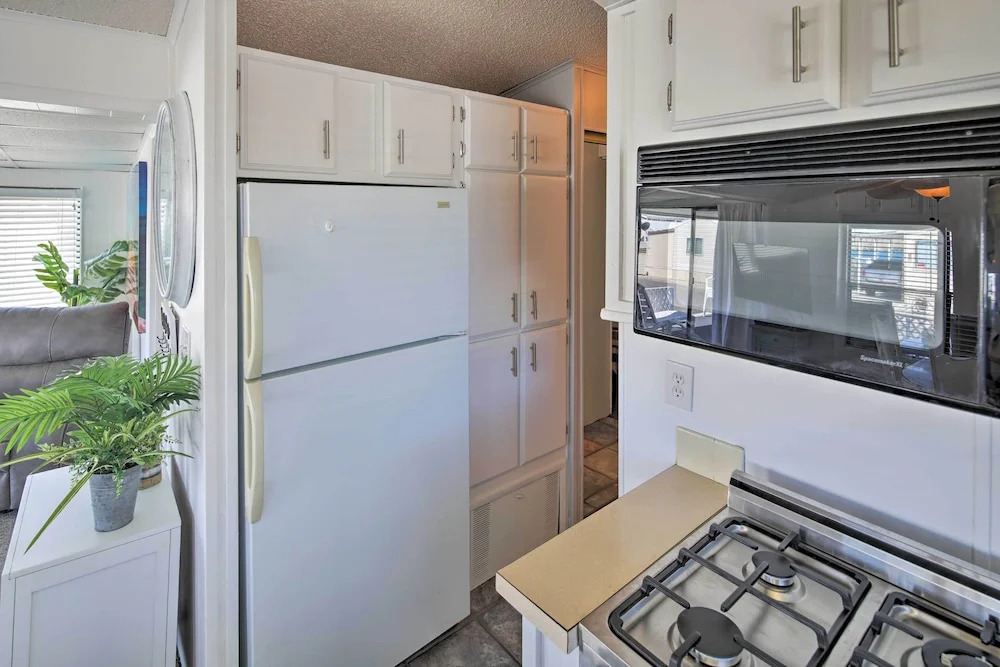 Lake Havasu Home w/ Resort Perks, Walk to Lake