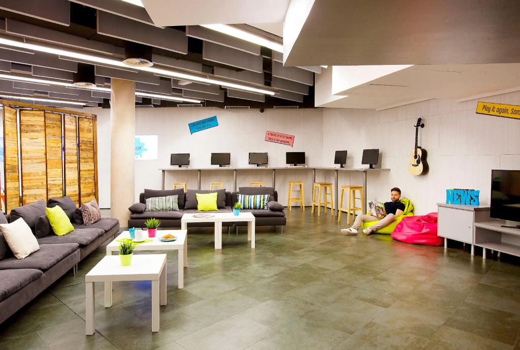 Twenty Tu Hi-tech Hostel