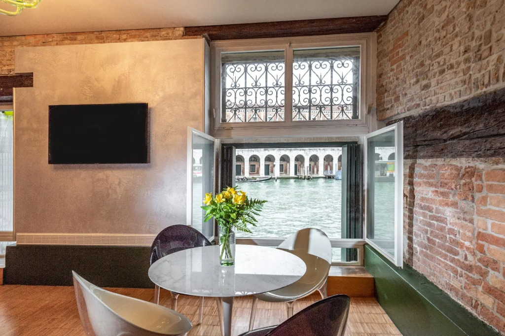 Locanda Leon Bianco on the Grand Canal