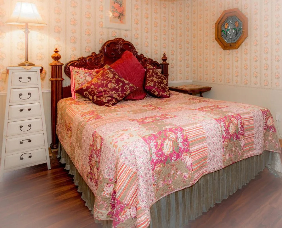Main Street Inn - Angels Among Us Wedding Chapel