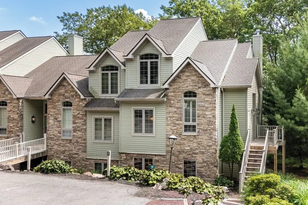 Highland Hideaway by Avantstay Group Poconos Retreat w/ Patio + Game Room + Lake/pool Passes Included