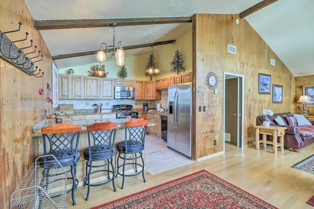 Flagstaff Townhome - Walk to Country Club & Pools!