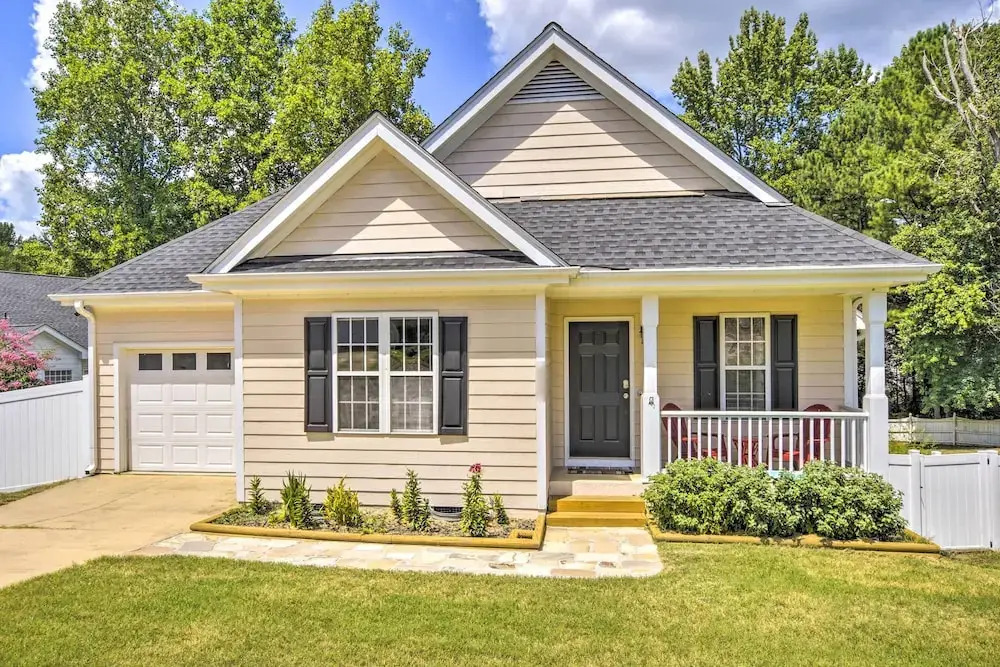 Welcoming Abode w/ Yard ~ 1 Mi to Dtwn Apex!