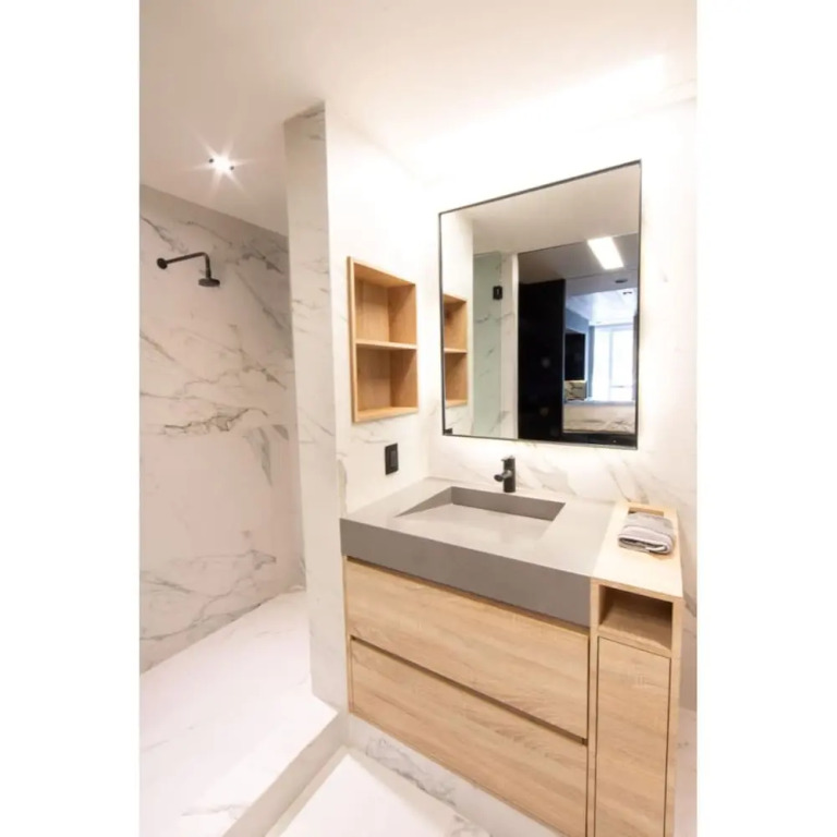 Luxurious Apartment with Amenities Near Santa Fe