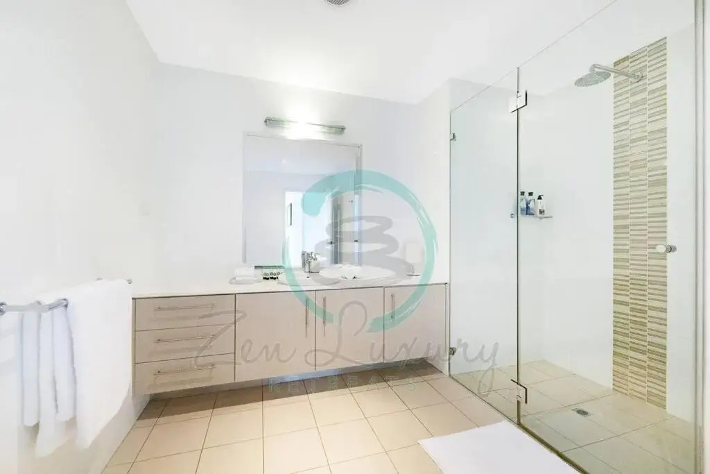 ZEN LUXURY: 2-Story 4-BR Penthouse in Darwin City with Mindal Markets & Harbour Views