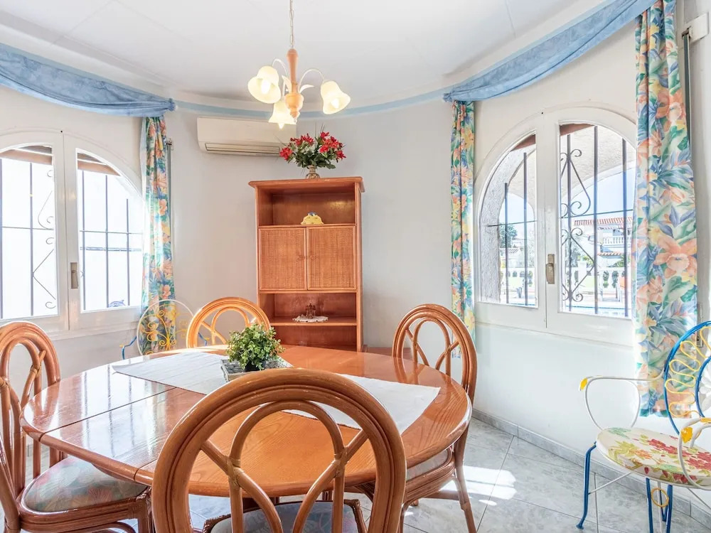 holiday house in Empuriabrava with private pool and mooring