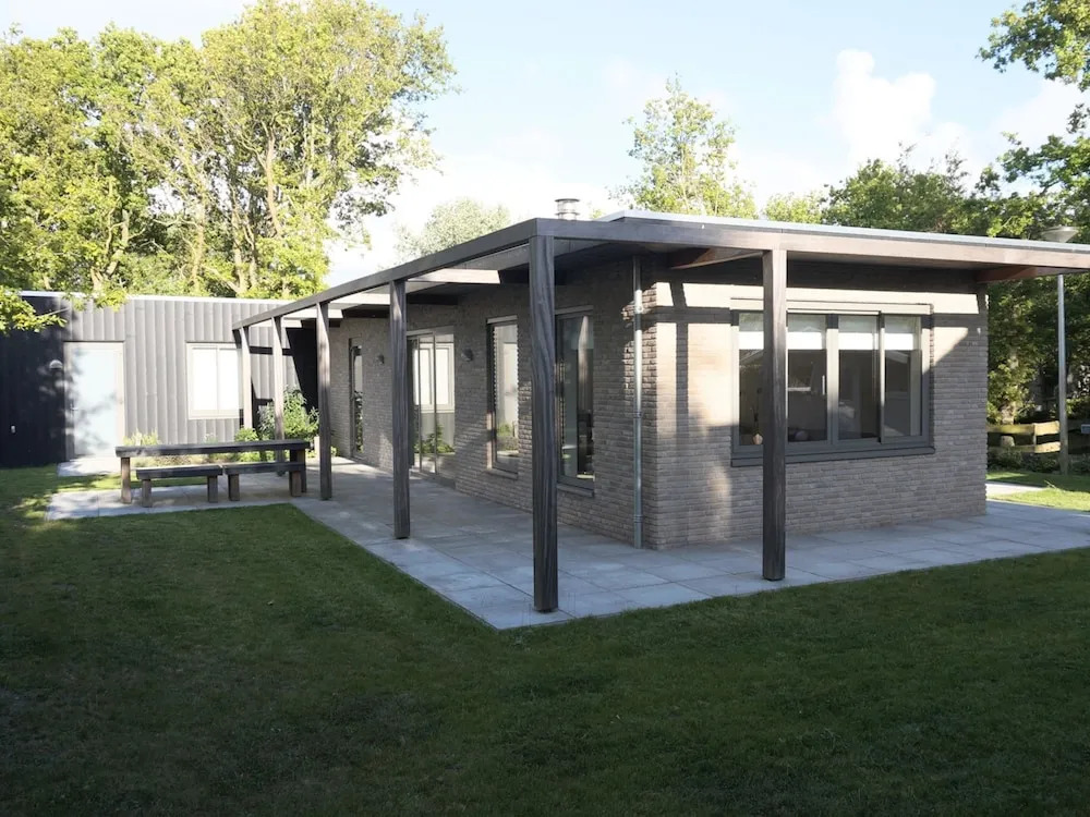 Tranquil Holiday Home in Ouddorp near Nature Reserve