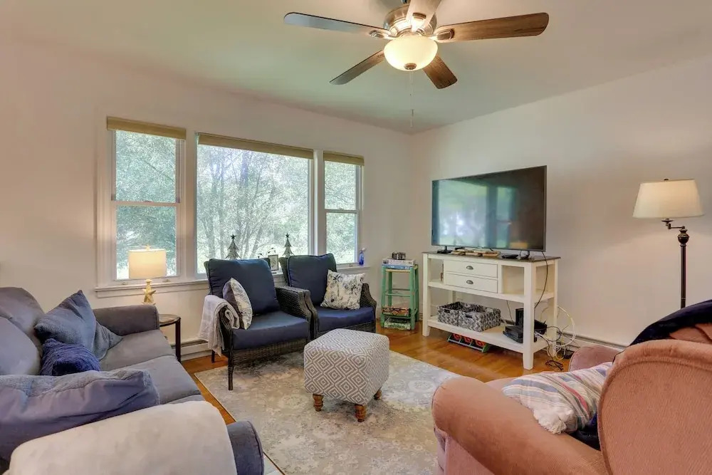 Kiamesha Lake Home w/ Deck: 4 Mi to Resorts World!
