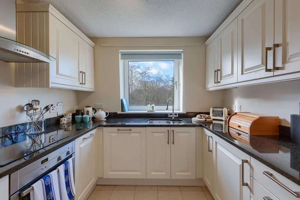 Tasteful top Floor Apartment Next to Gleneagles