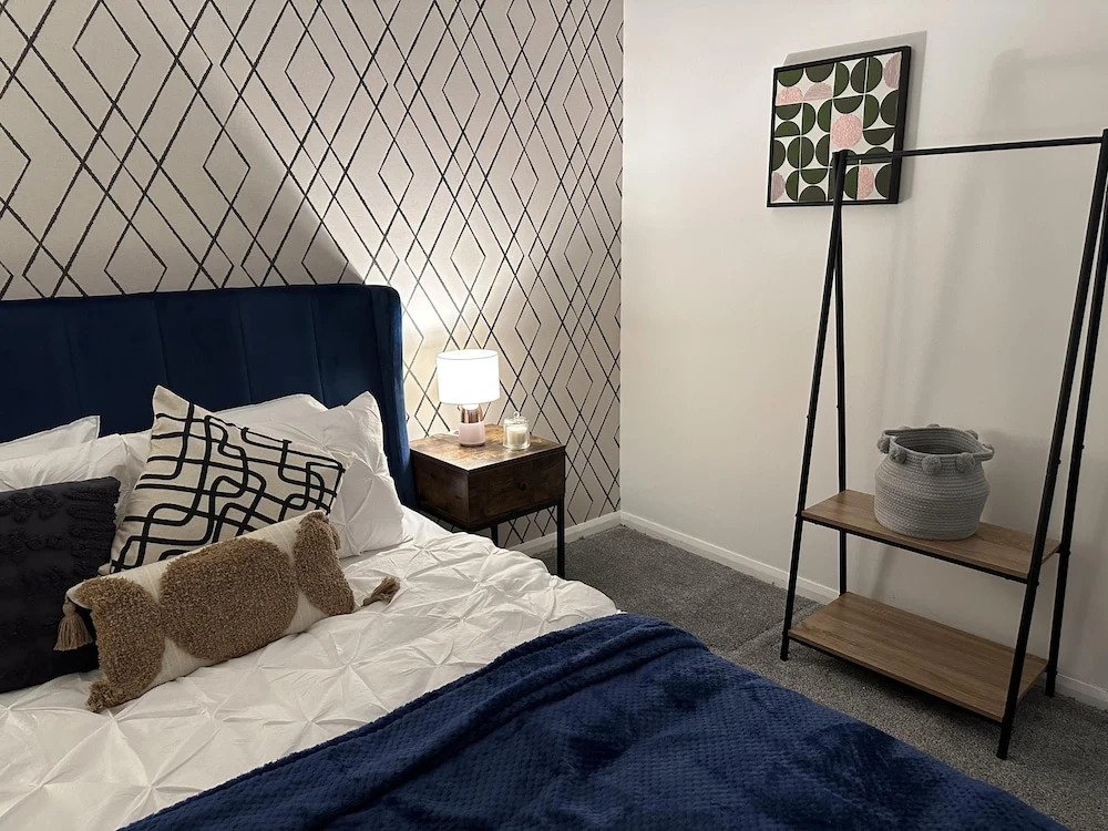 Convenient 3 bd House Salford 7 Guests