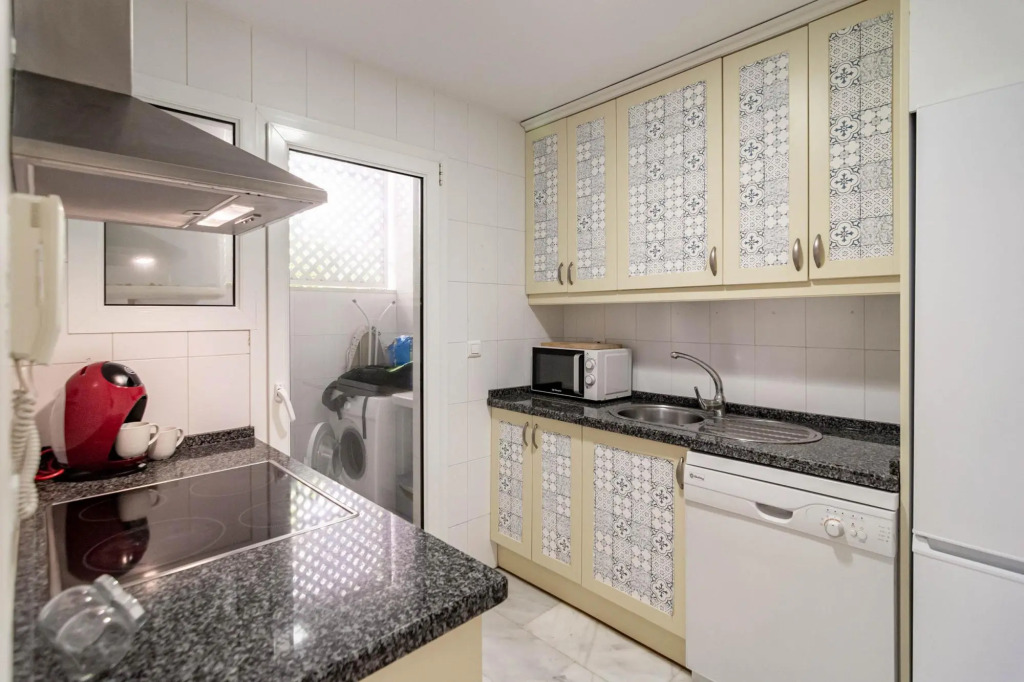 PR20 - Beach front flat Puerto Banus