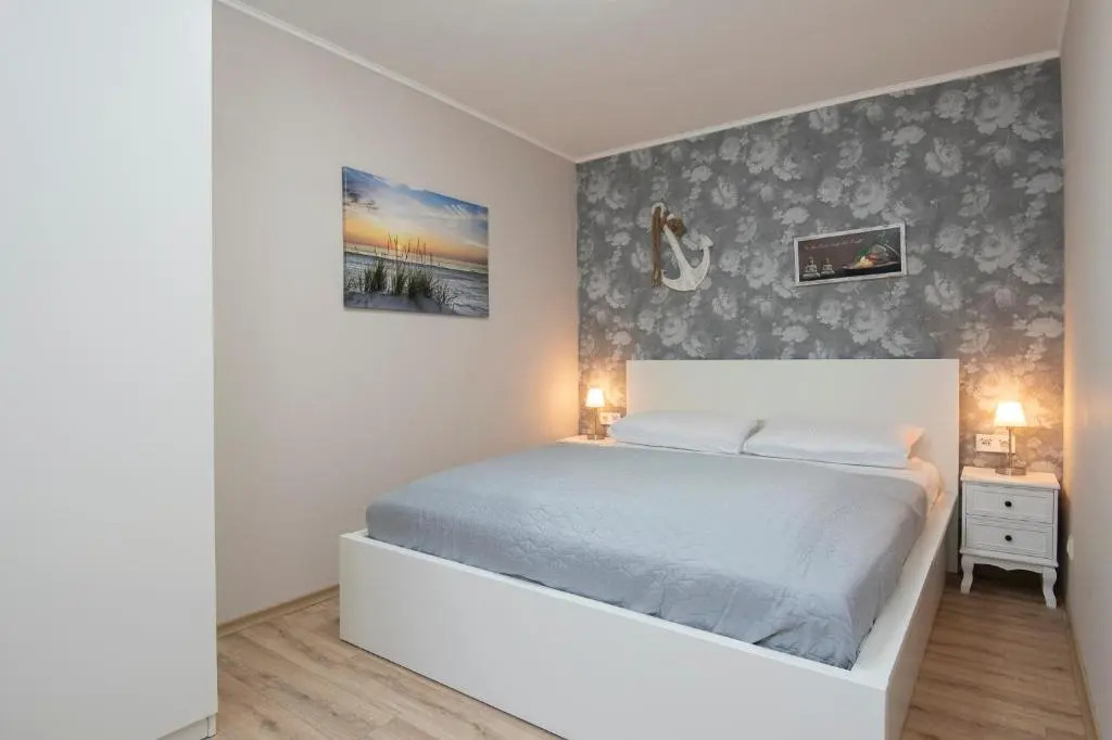 Wohnung 4, Leni