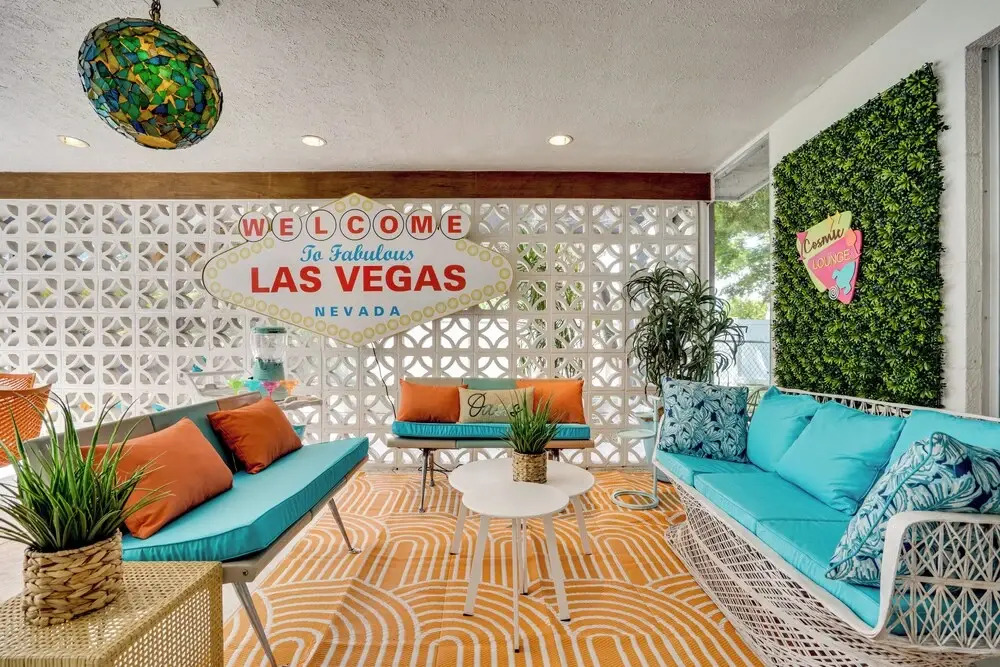 Lanai & Pet Friendly! Retro-chic Sarasota Home!