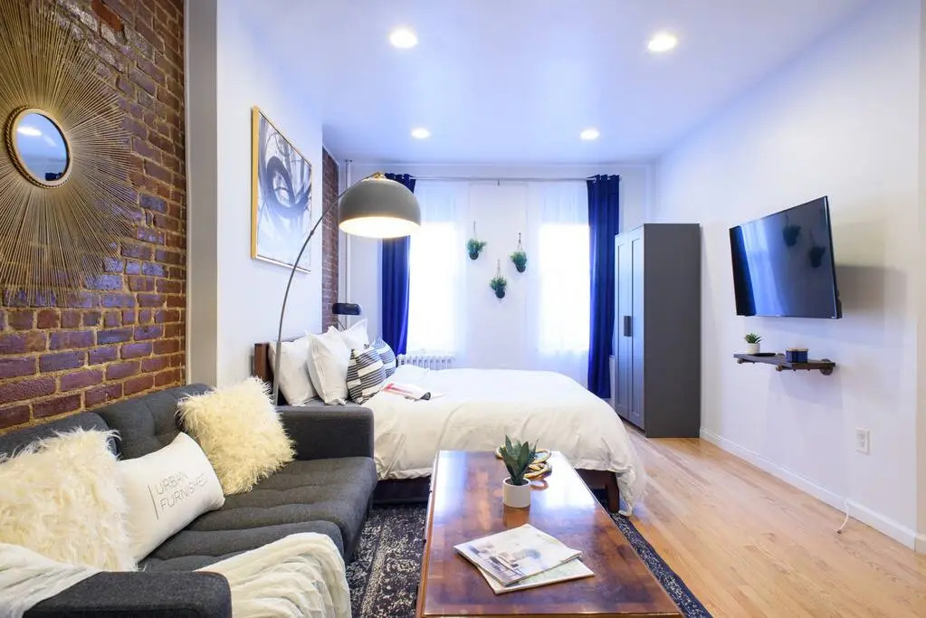83-3w UES Central Park Newly Furnished XL Studio