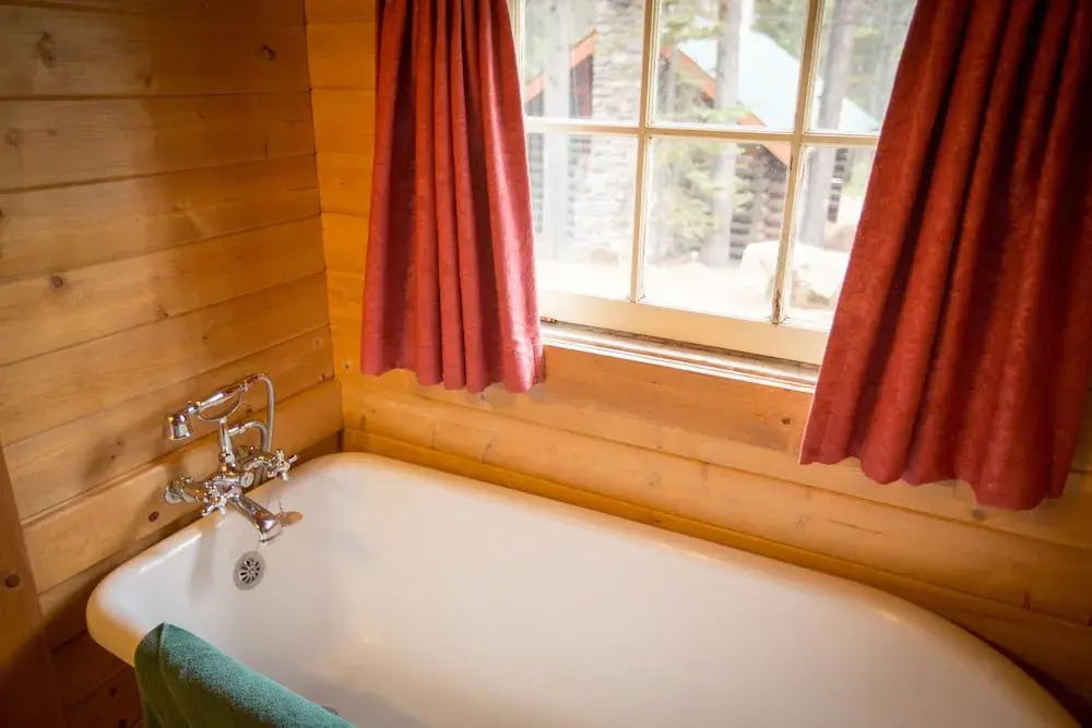 Storm Mountain Lodge & Cabins