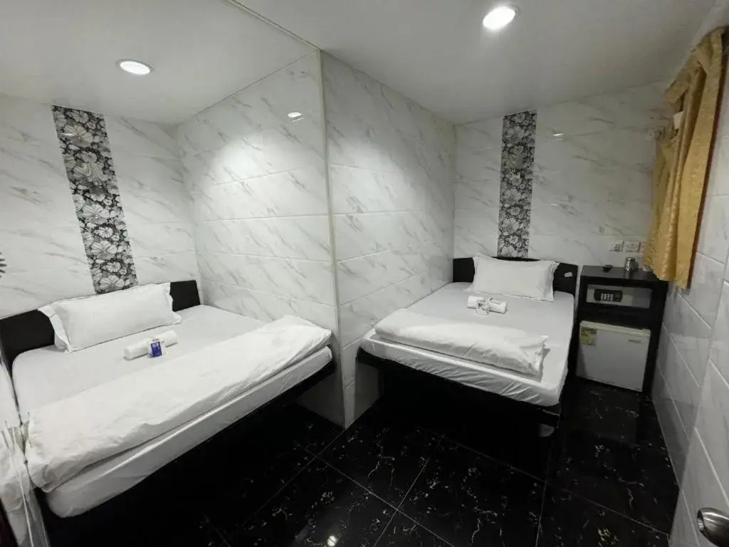 Pay-Less Guesthouse