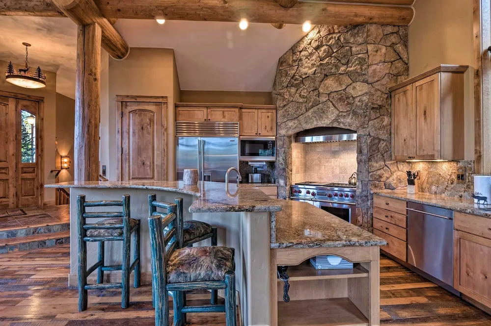 Hilltop Breck Home: Hot Tub, Views & Walk to Town