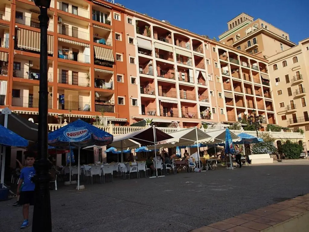 Valencia, Ideally Located 3Bed-2Bath Apart.Few Mints Walk From Beach,Pool,Shop.