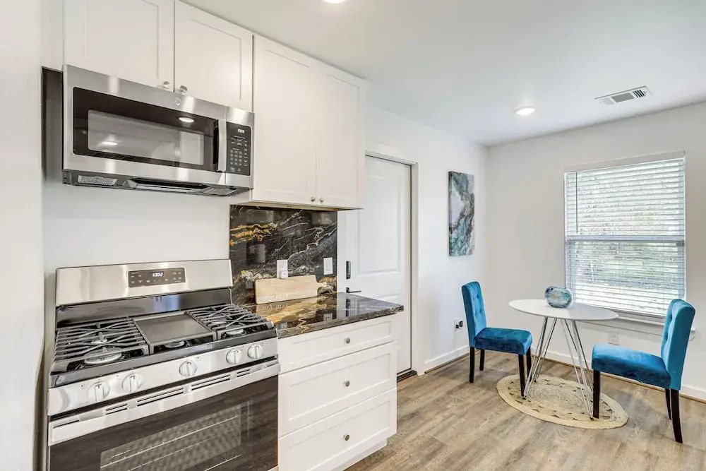 3 Mi to NRG Stadium: Sleek Houston Retreat!