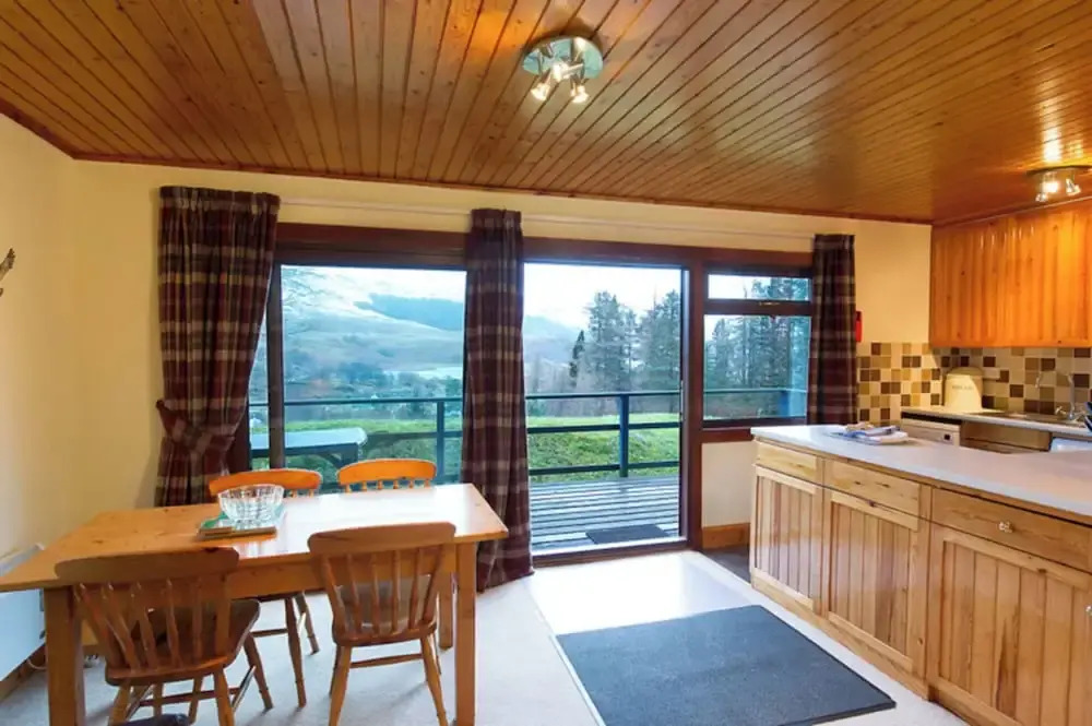 Eagle Lodge with stunning loch and mountain view
