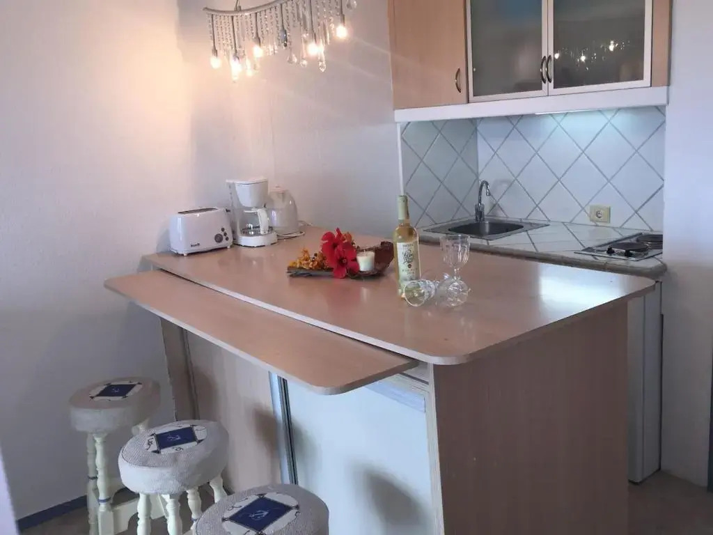 5 min walk from Yumbo! 417