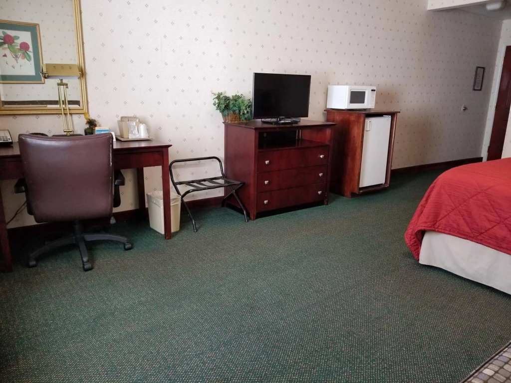 Plantation Inn & Suites Near Locust Grove I 75