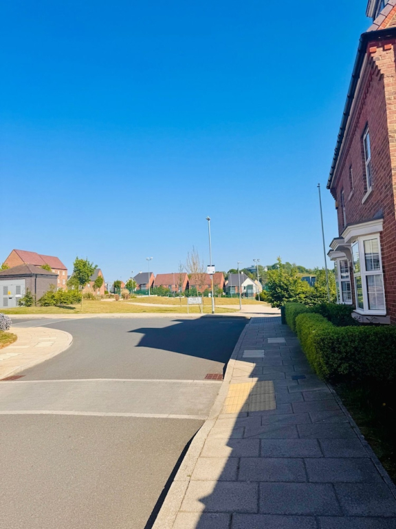 Grand 4-bed House in Ebbsfleet Valley, Garden & Parking Space