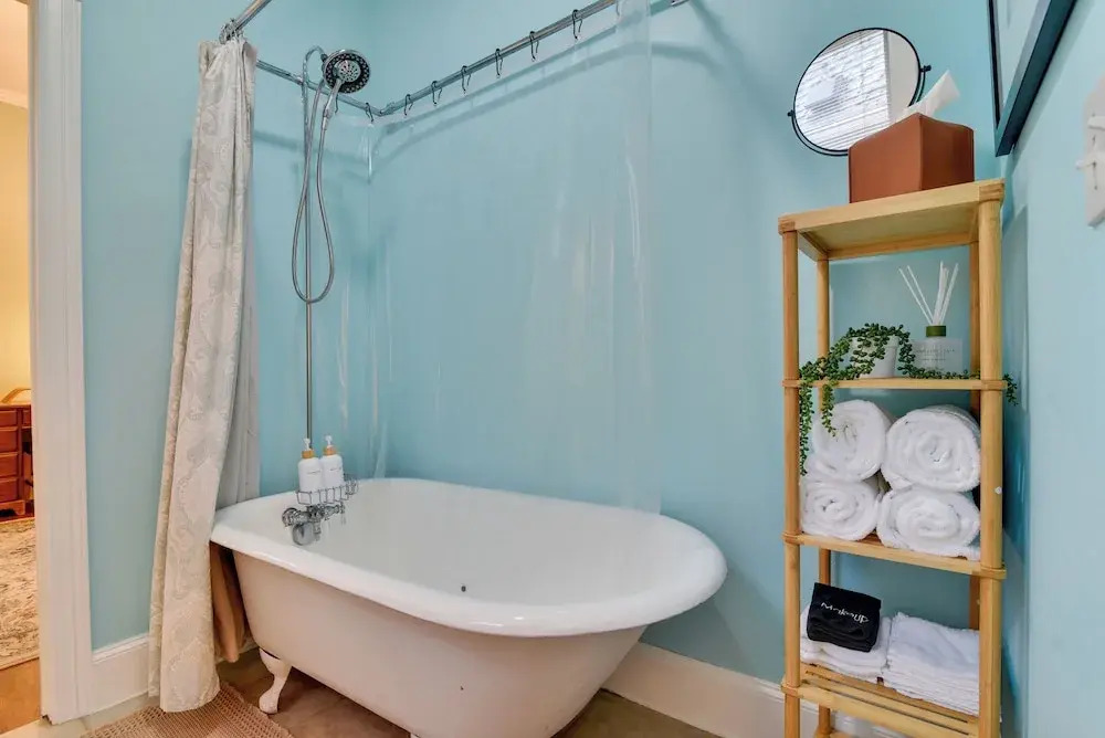 < 1 Mi to Moda Center: Walkable Portland Retreat!