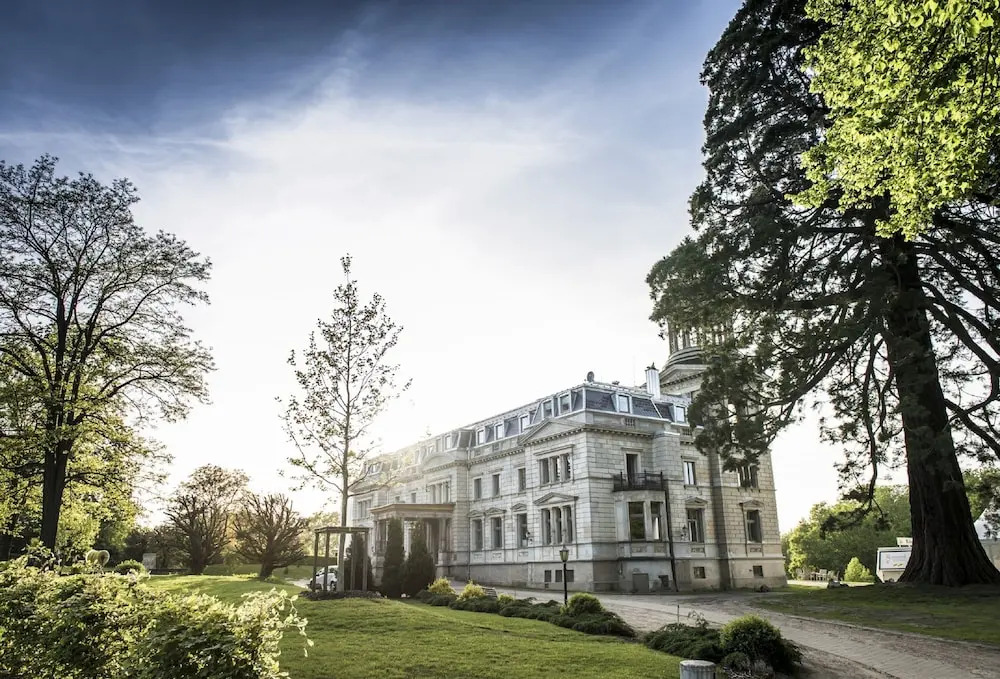 Schloss Kaarz mit Park