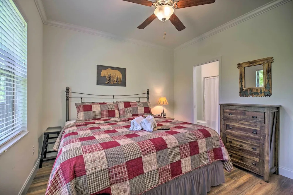Townsend Condo w/ Pool, Great Smoky Mountain Views