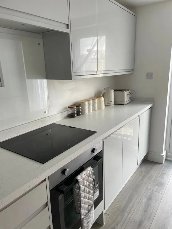 House Sleeps 6 With Parking