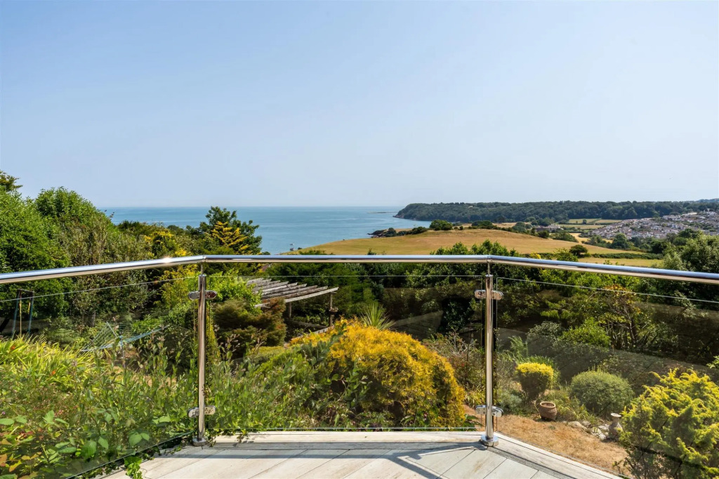 The Spinney - Spectacular views over the bay and close to beach with parking