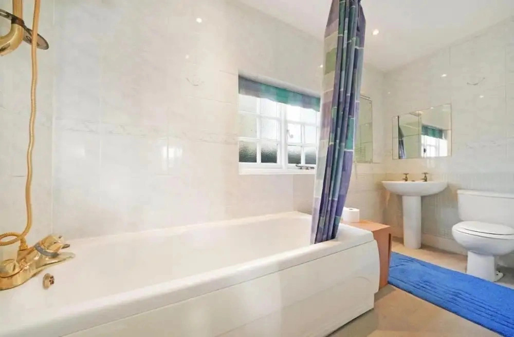 Villa Sleeps 17 With Hot Tub and Parking