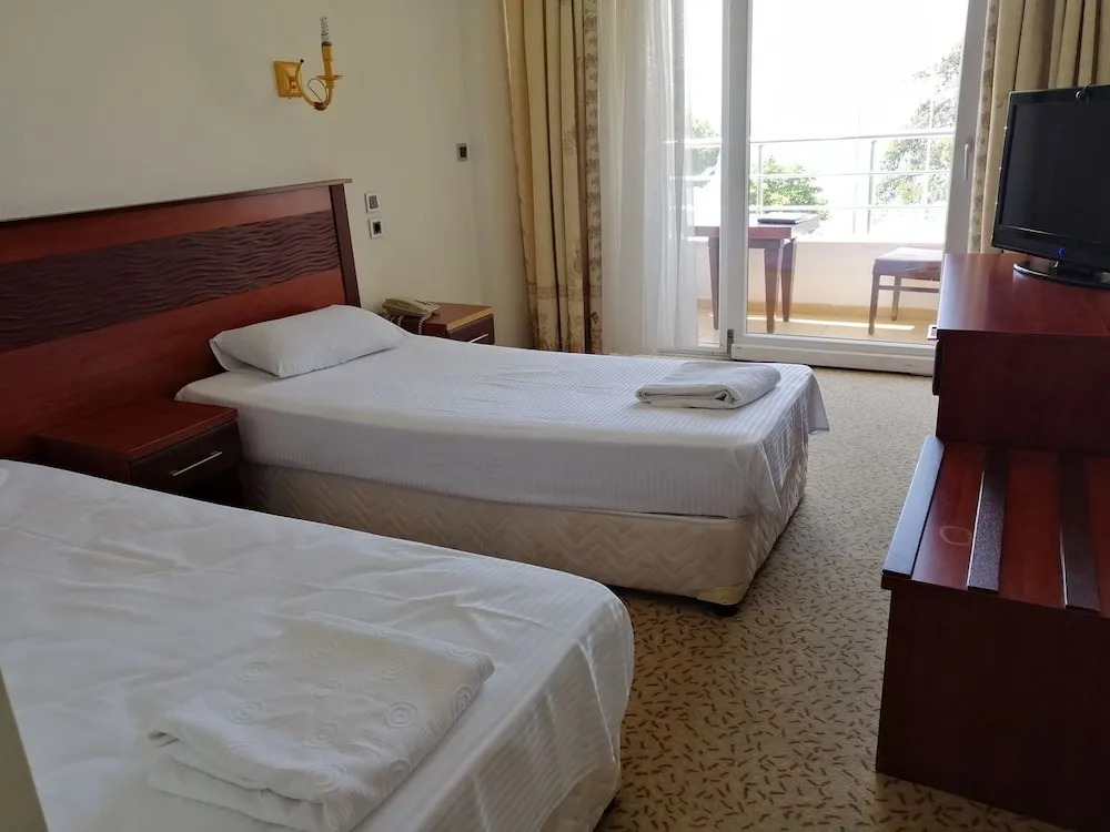 Lake Li̇fe Hotel