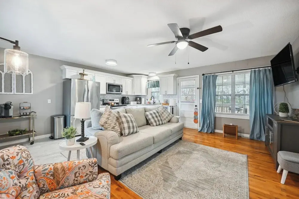 Vine Grove Home w/ Deck, 4 Mi to Saunders Springs!
