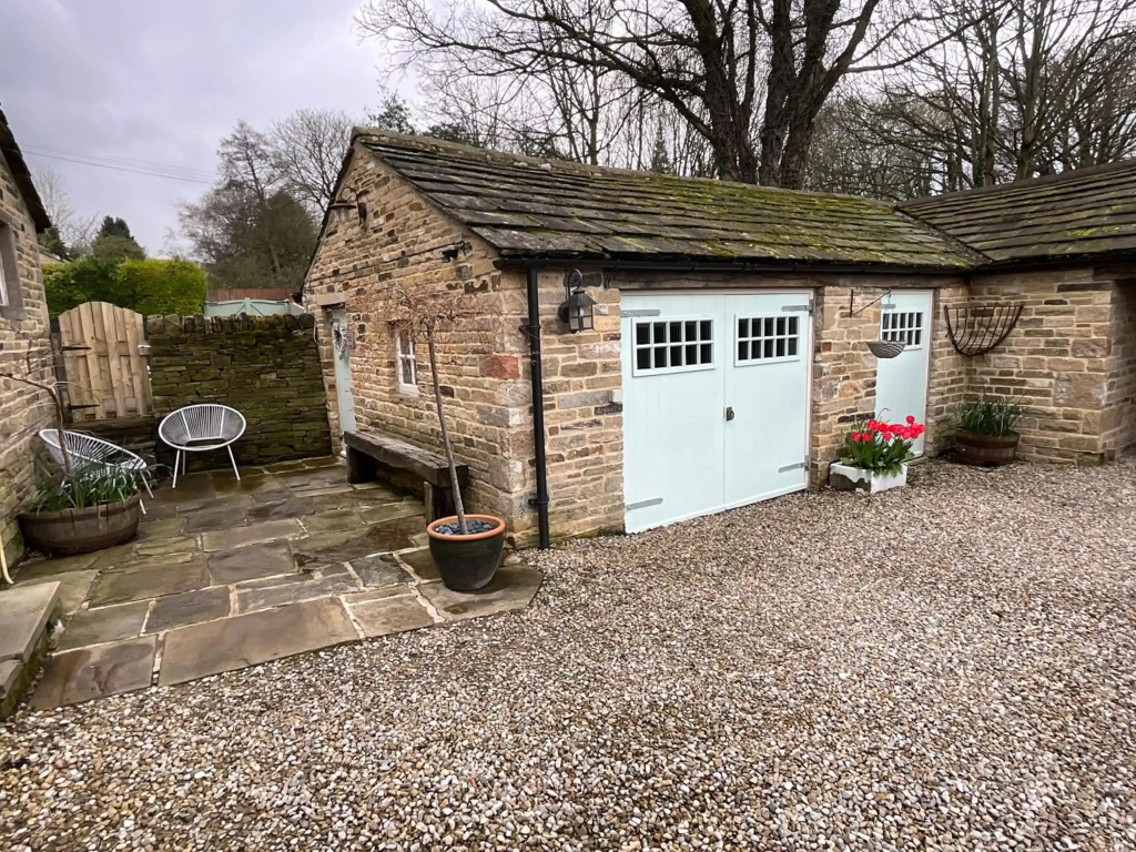 Adorable 1 bedroom guest house with free parking