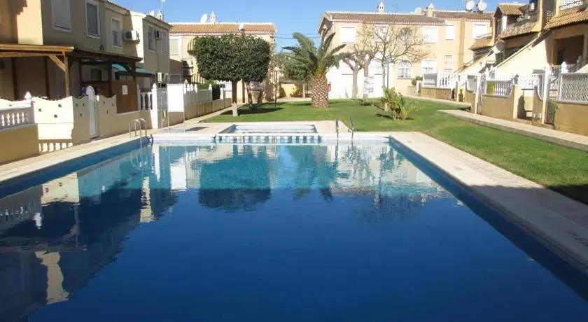 Stylish Poolside Retreat Near Villamartin Plaza - Casa Fre