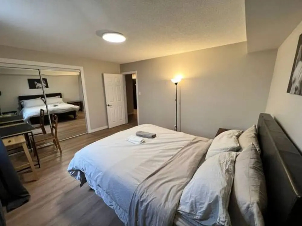Cozy 1 Bedroom Rental With Den Free Parking Close to University