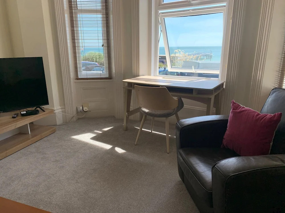 Beach Front 2-bed Apartment With Deck & BBQ