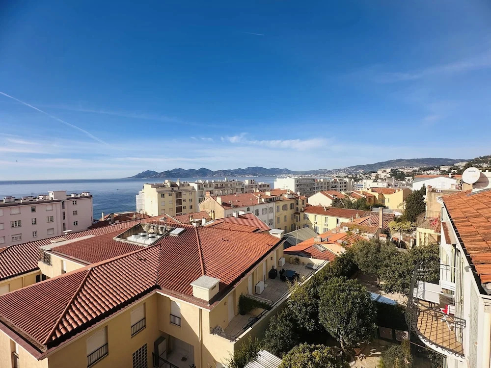 Charming 2 Bed Apartment With Balcony Located in Cannes Old Town Easy Walk to the Palais and Beaches - 120