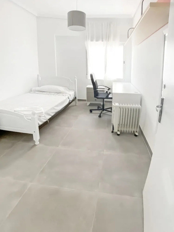 Elegant 4 beds train station upto 6 Pax