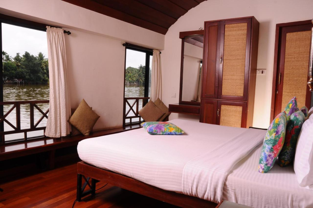 1 BHK Houseboat in Near Pallathurathy Bridge, Alappuzha, by GuestHouser (D087)