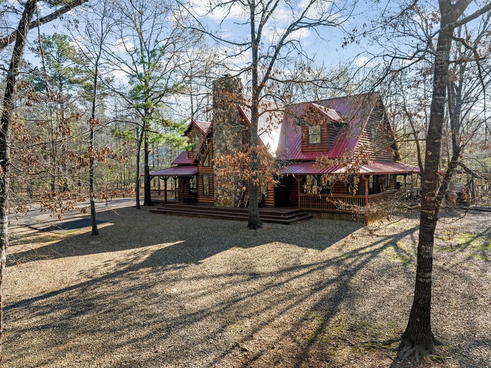 Broken Bow Family Cabin w/ Private Hot Tub!