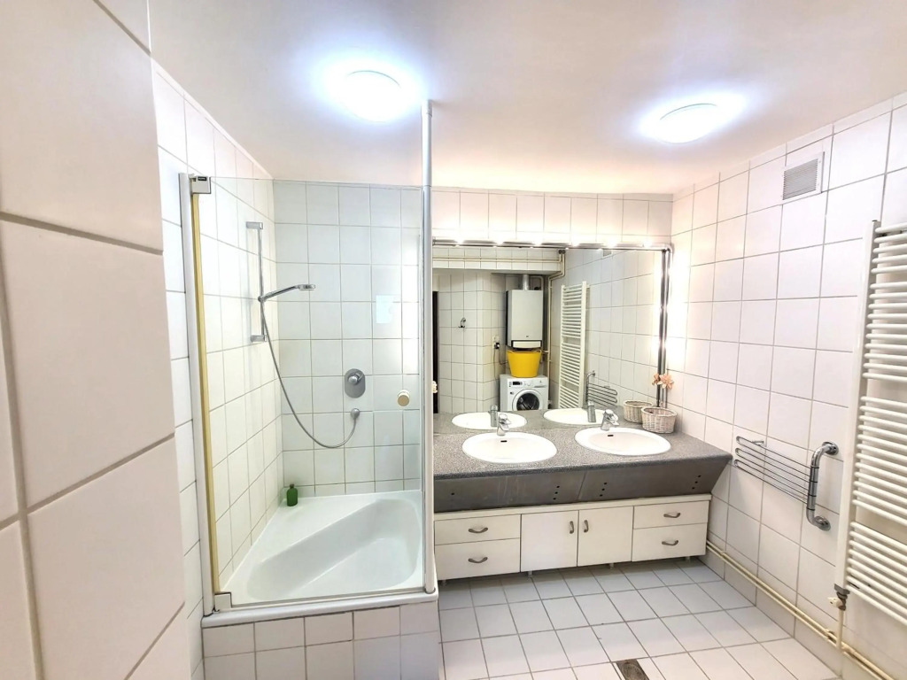 Romantic two bedroom apartment in the hills of Budapest with private parking