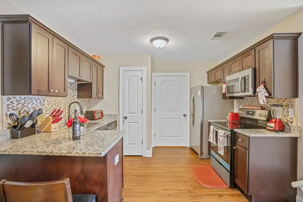 Good Vibes Only - Perfect Home In Quiet Residential Area With Work/study Space 4 Bedroom Townhouse by Redawning