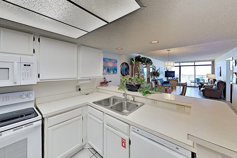 Picture-perfect Gulf Views, Pools, Tennis & Sauna 2 Bedroom Condo