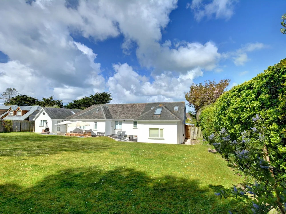 Luxurious,detached Holiday Home With Three Bathrooms and Parking