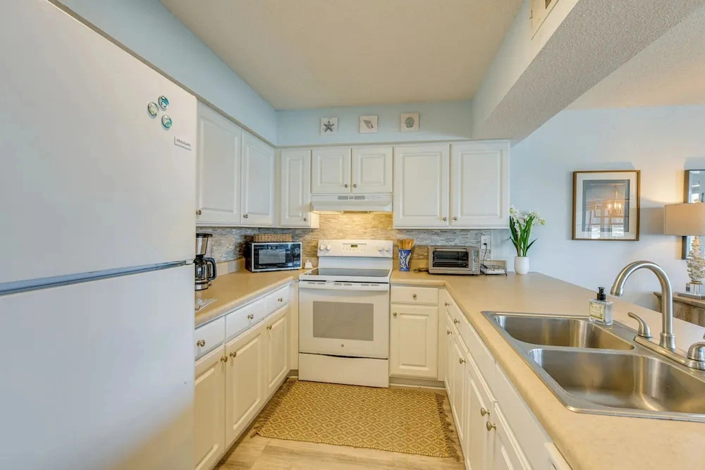 Fish, Swim & Dine: Ocean-view Orange Beach Condo
