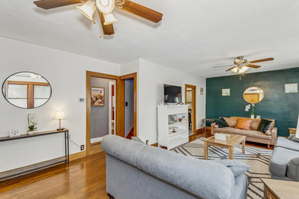 Cute, Cozy and Cheerful 3 Bedroom House!